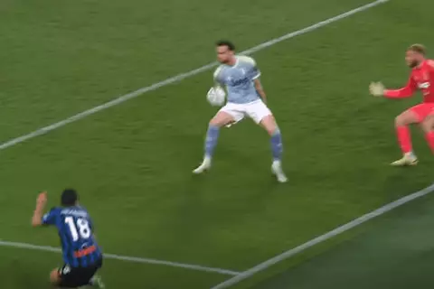 على طريقة الأهلي وسيراميكا.. حالة جدلية بسبب ركلة جزاء في مواجهة أتالانتا ويوفنتوس (صور)